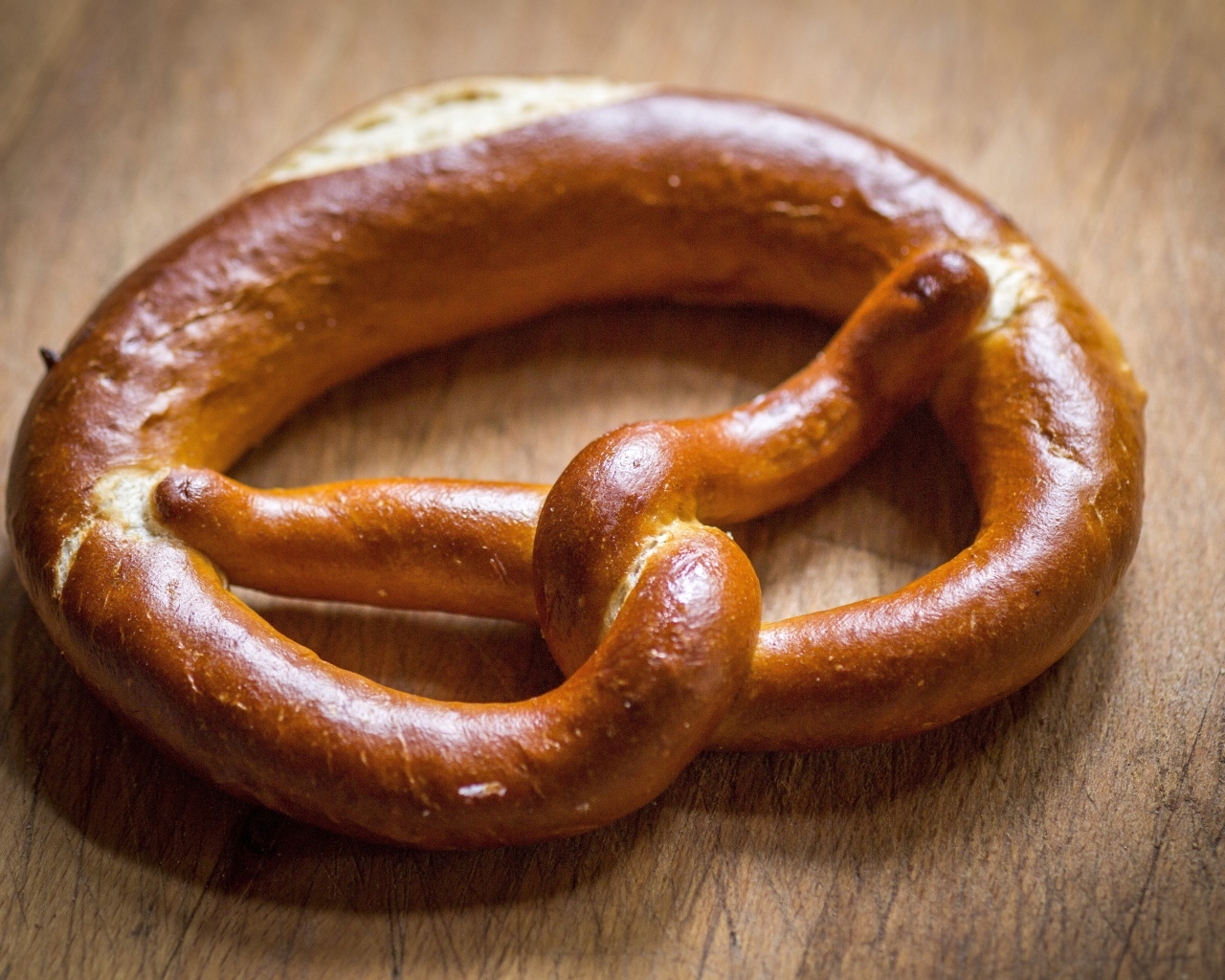 Вкусный сладкий крендель на столе