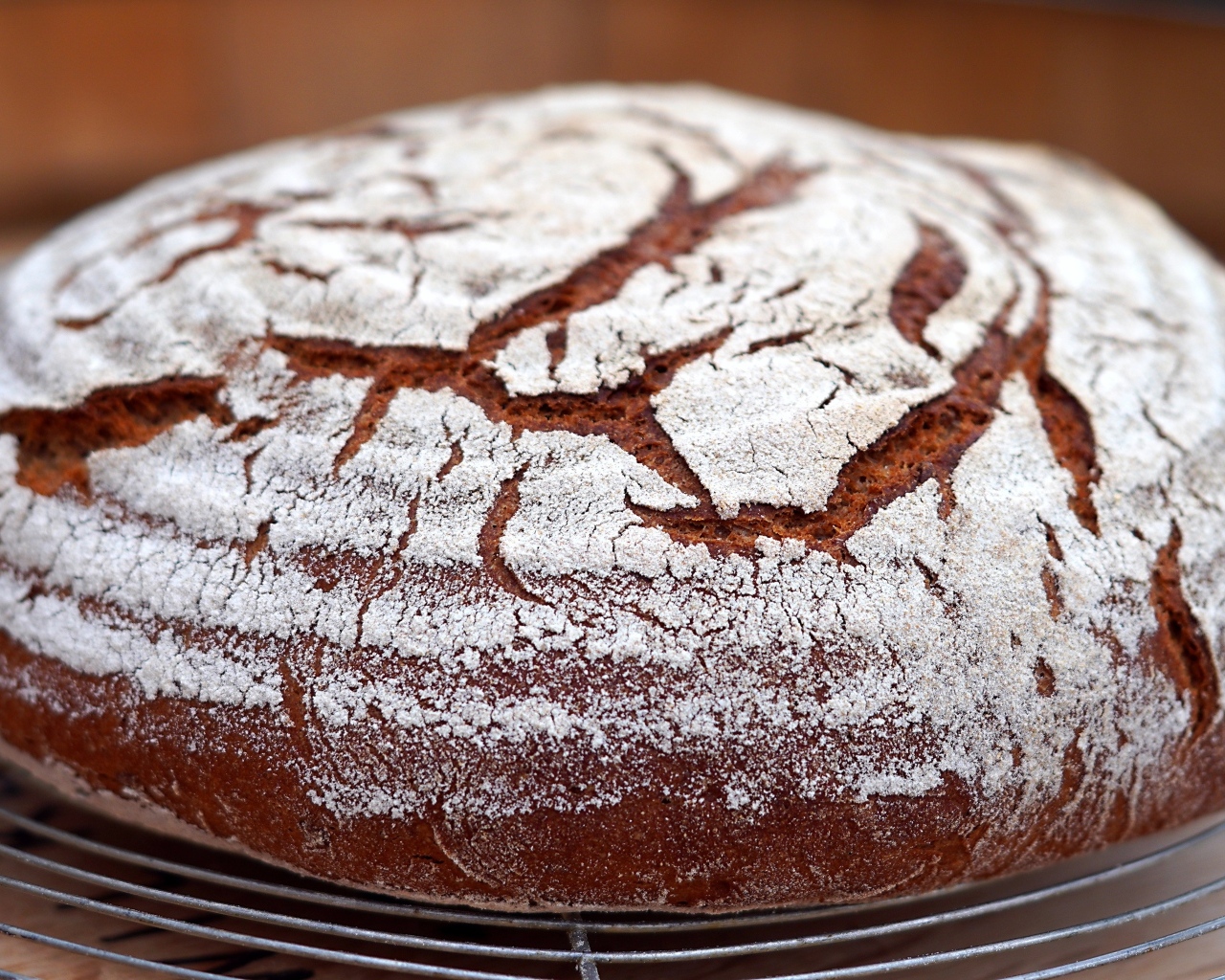 Свежий ароматный ржаной хлеб на столе