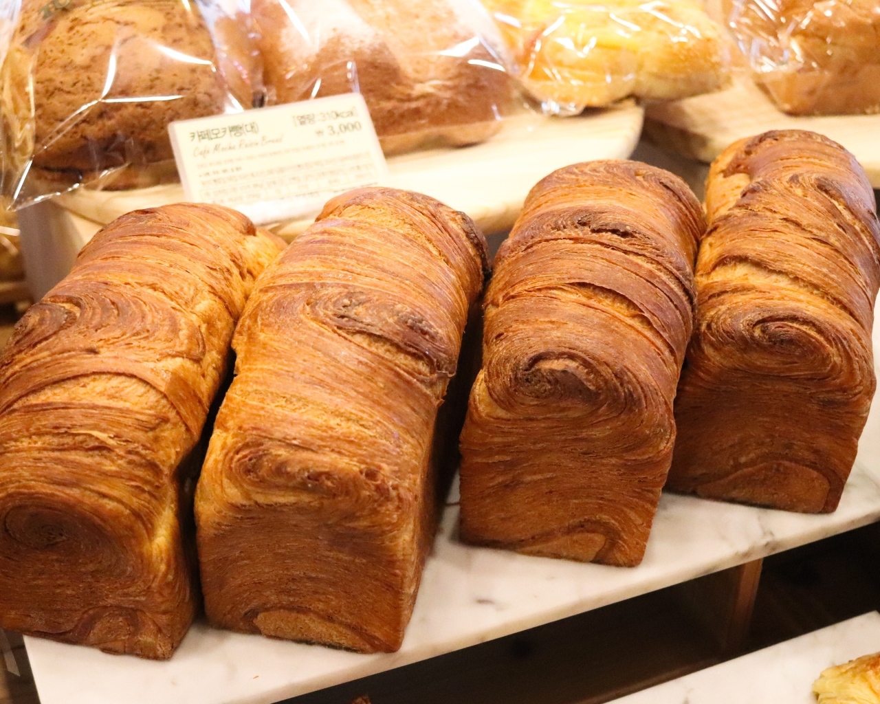 Свежий ароматный жареный хлеб