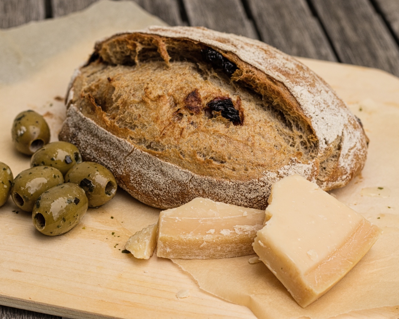 Буханка хлеба с сыром и оливками