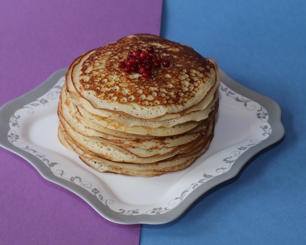 Блины красивой тарелке на столе