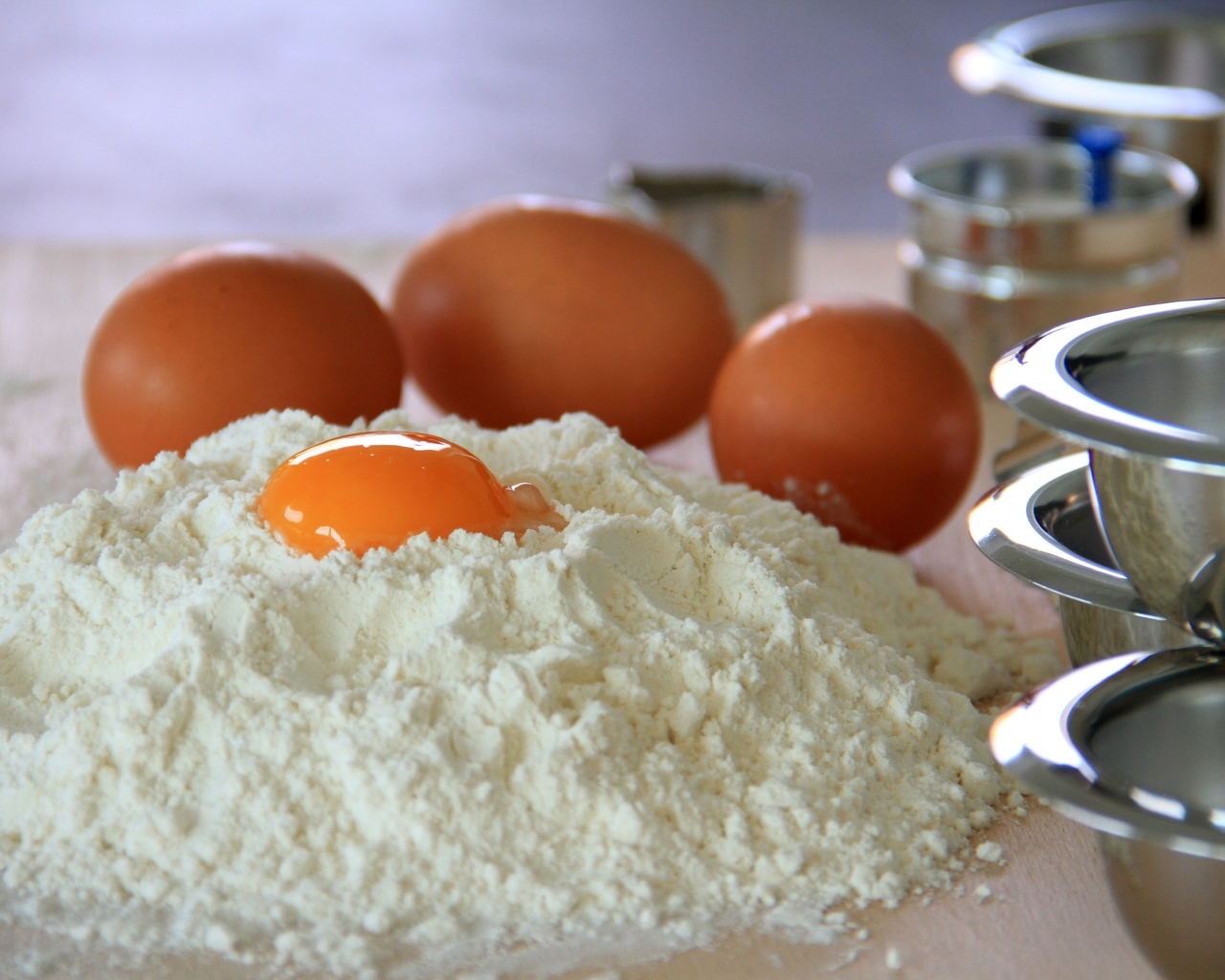 Заготовка из муки и яиц для теста на столе