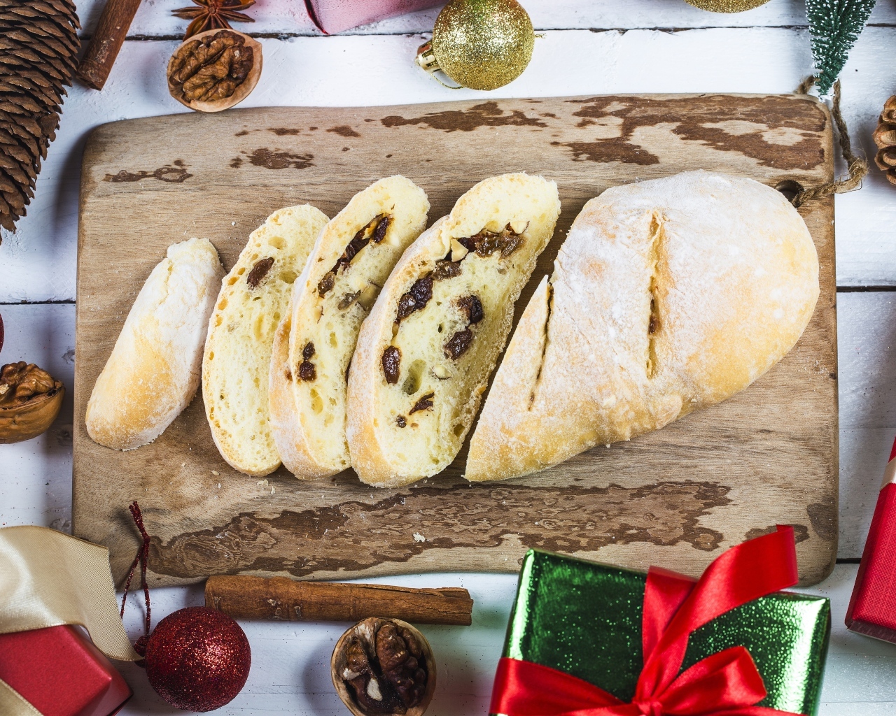 Нарезанный белый батон на столе