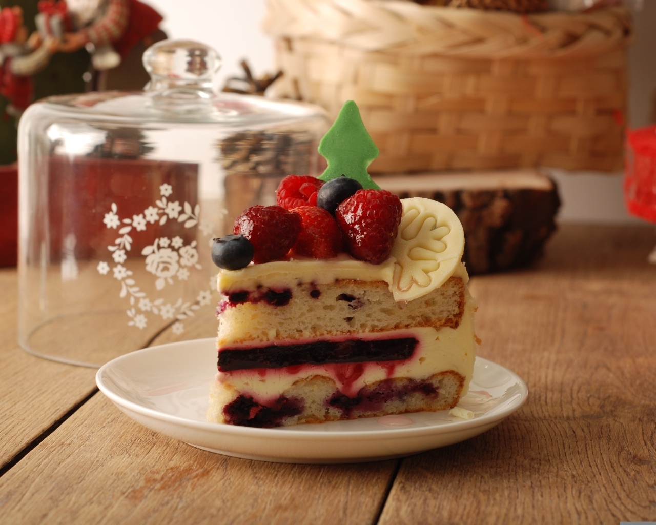 Кусок аппетитного торта с ягодами