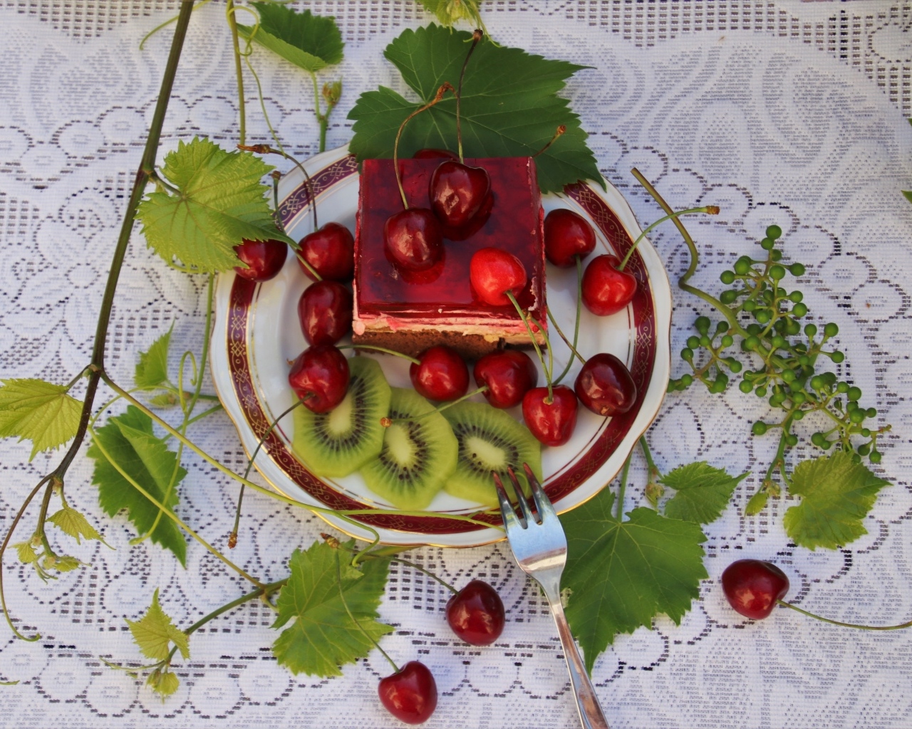 Кусок пирога с киви и черешней