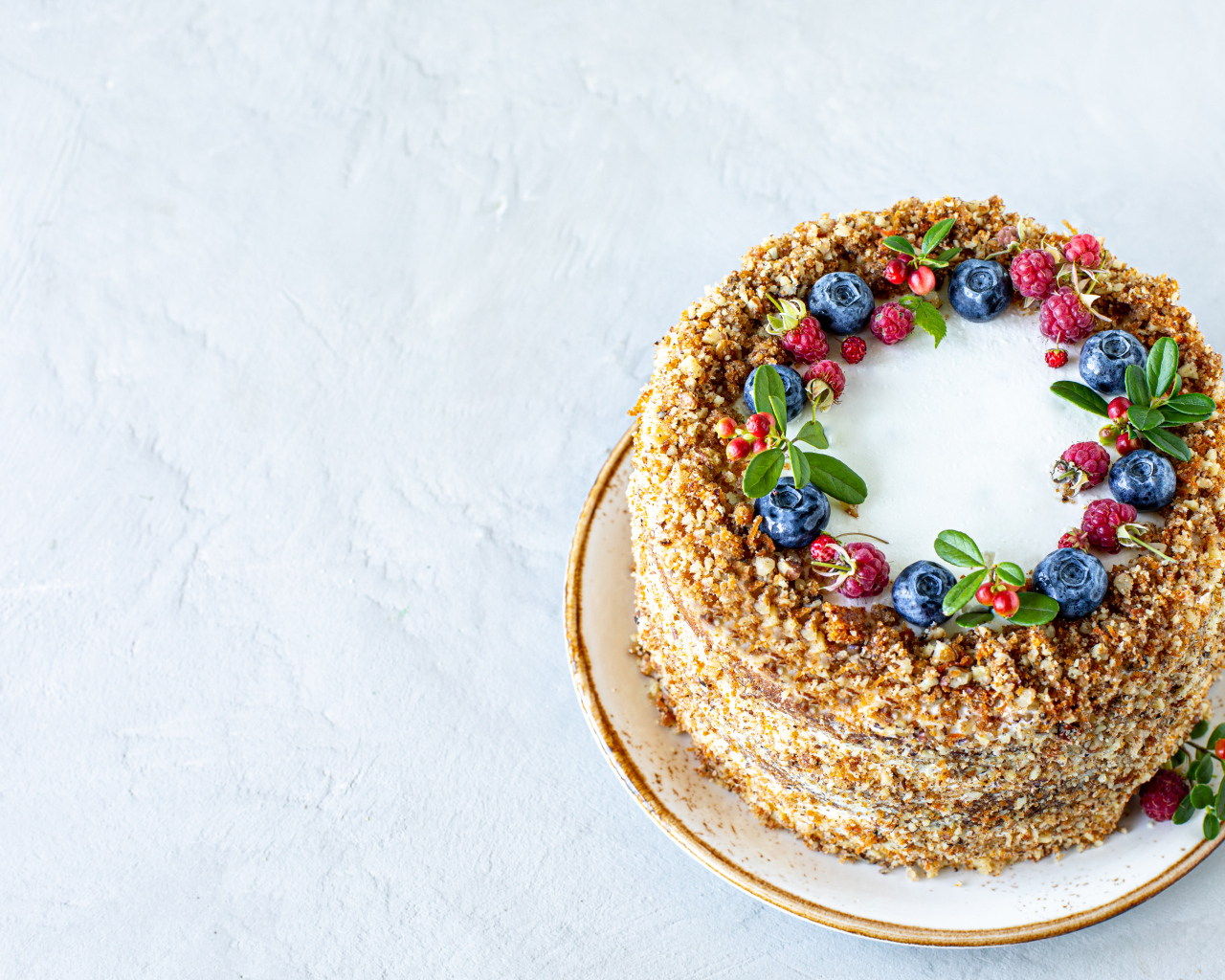 Аппетитный праздничный торт с ягодами