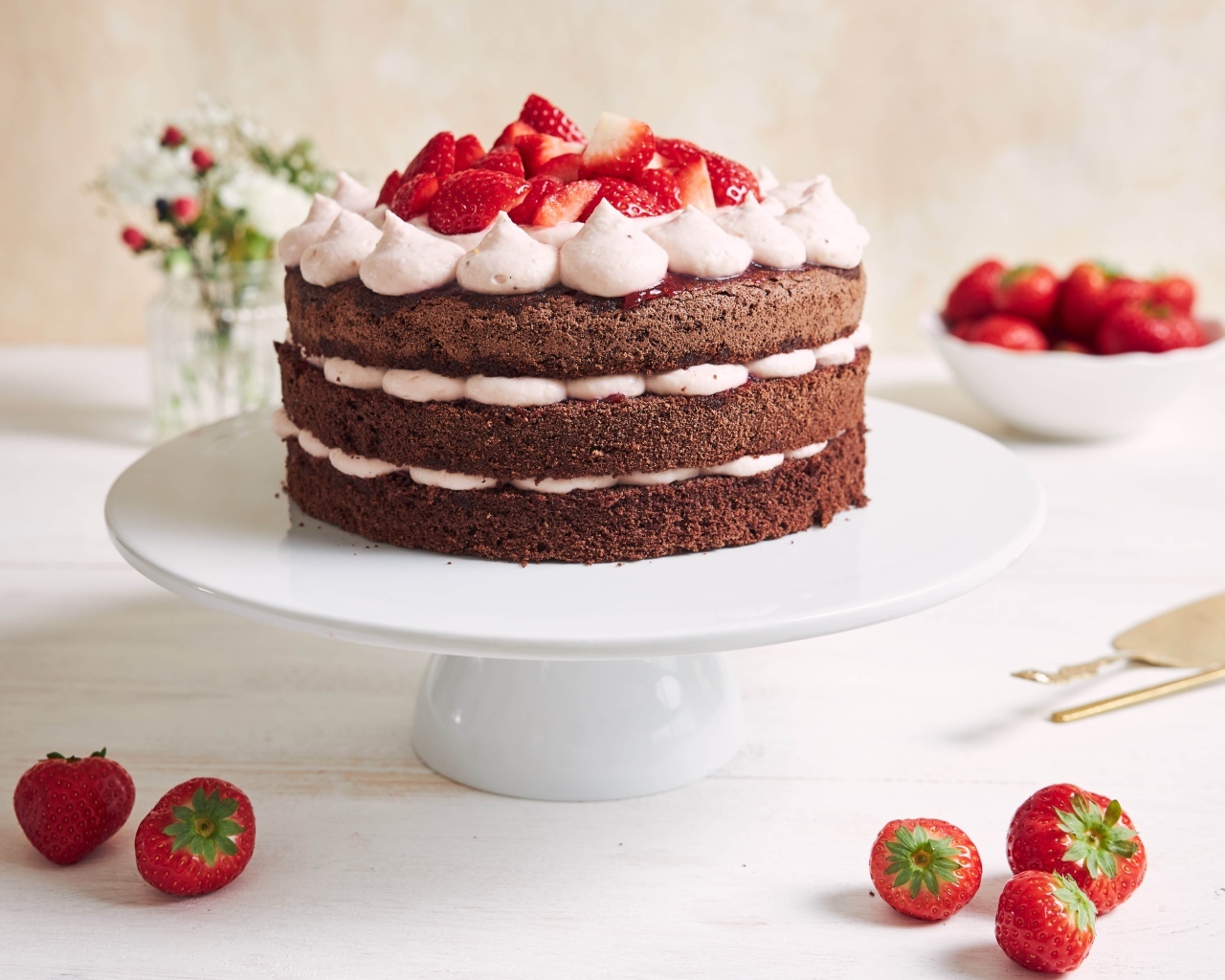 Аппетитный  праздничный торт с кремом и ягодами клубники