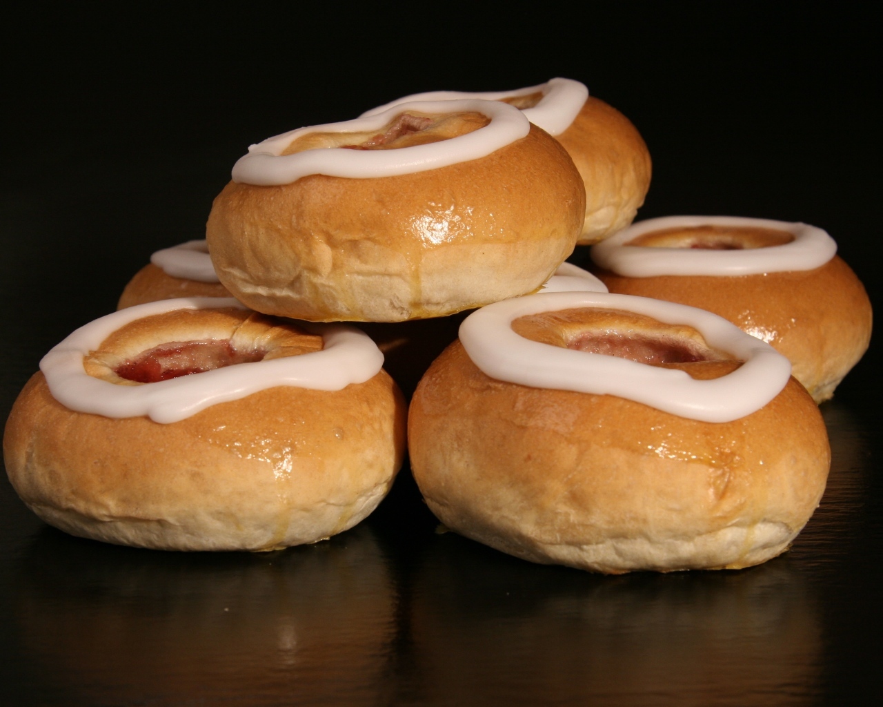 Аппетитные булочки с кремом на черном фоне