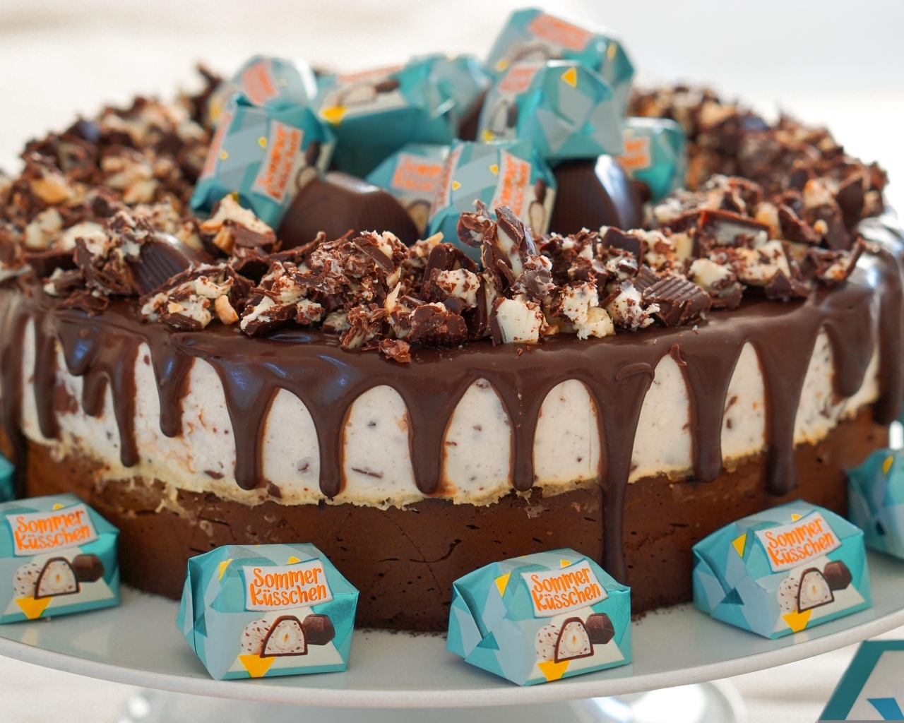 Аппетитный шоколадный торт с конфетами