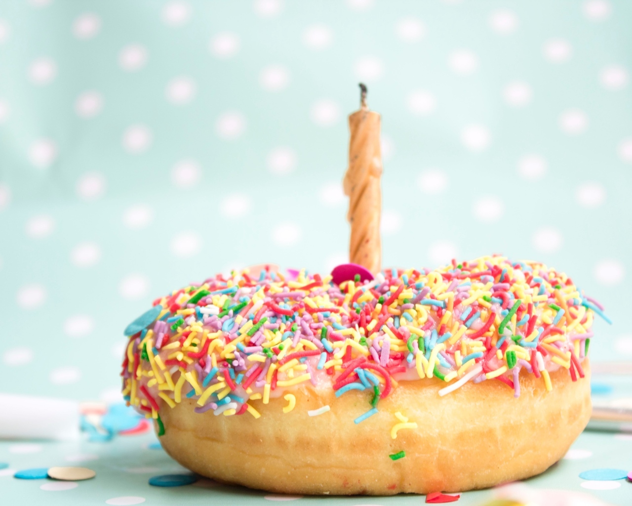 Аппетитный пончик со свечой на день рождения