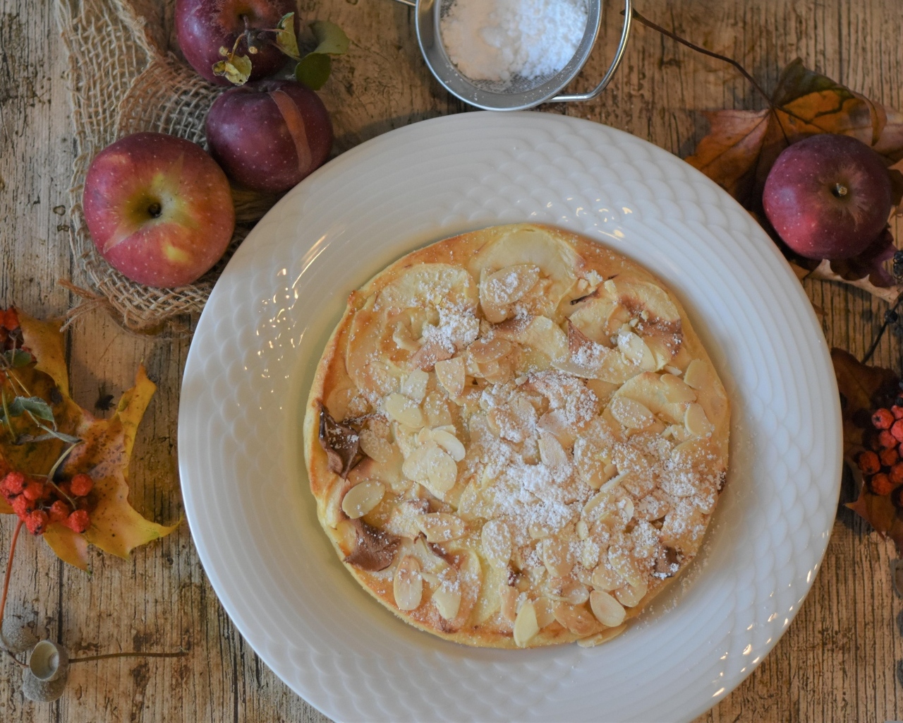 Пирог с яблоками на большой белой тарелке