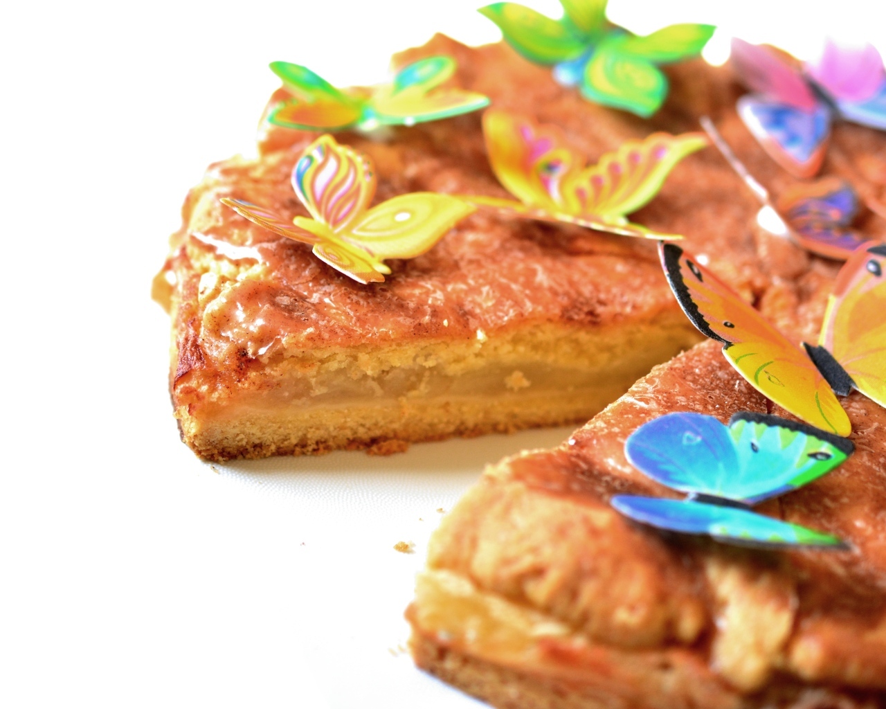 Яблочный пирог с бабочками на белом фоне