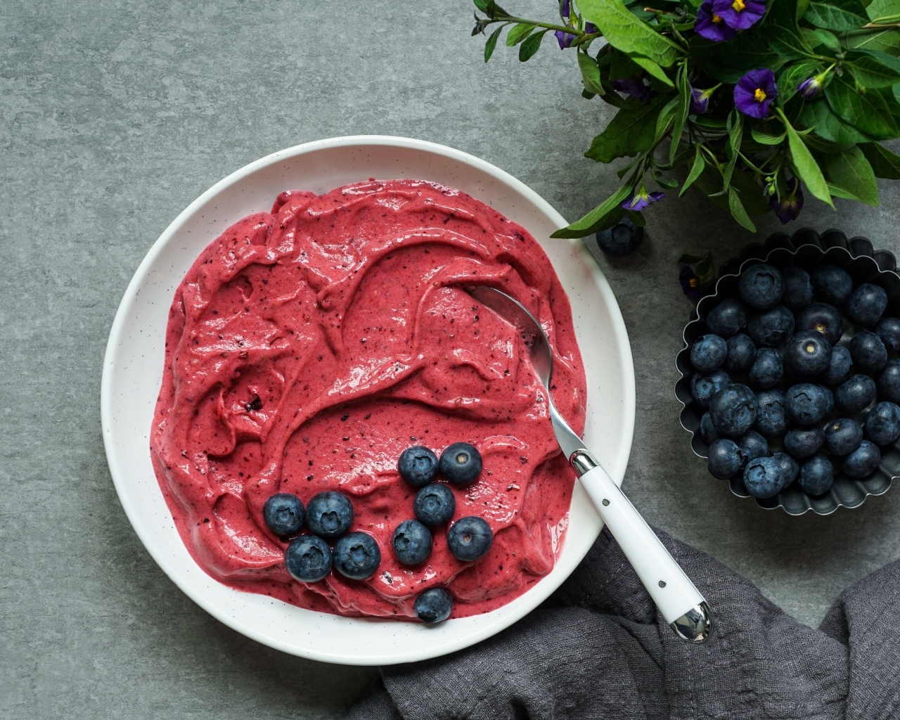 Ягодный щербет с черникой на столе