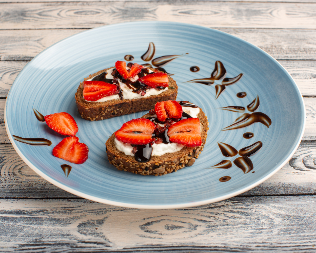 Хлебные гренки с кремом, шоколадом и кусочками клубники