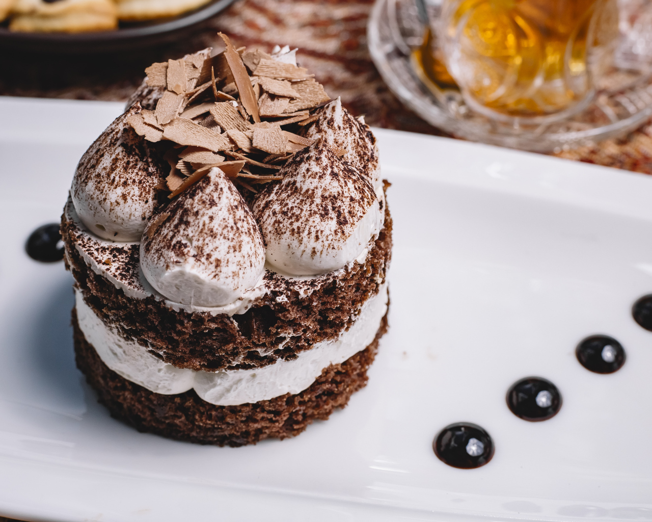 Пирожное со взбитыми сливками и шоколадной стружкой