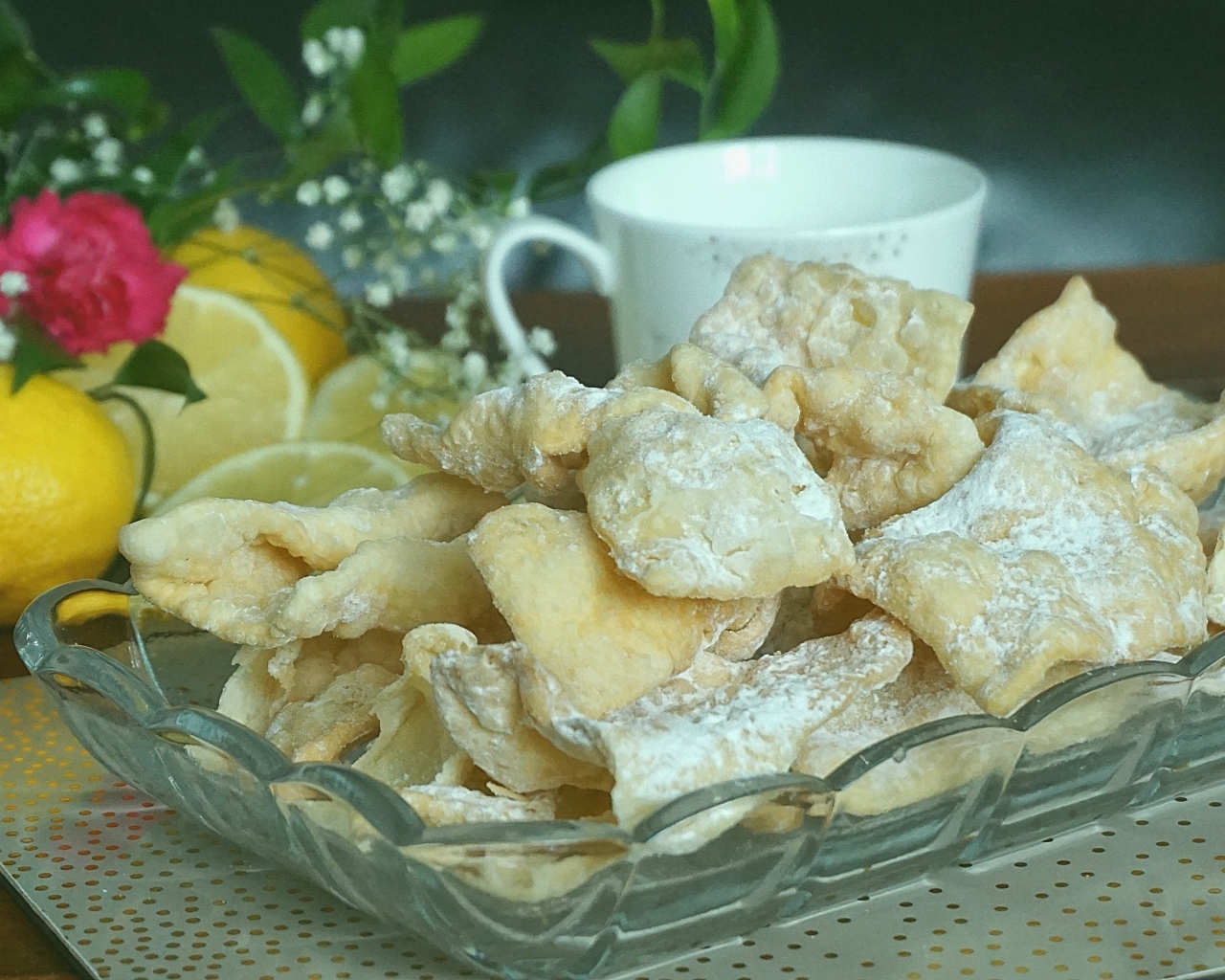 Печенье хворост на столе с лимоном