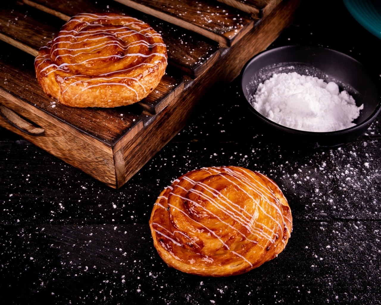 Булочки на столе с сахарной пудрой