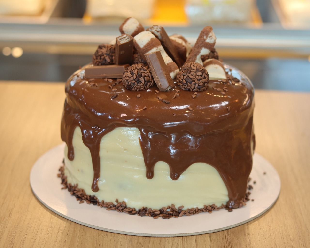 Торт с шоколадной глазурью и конфетами