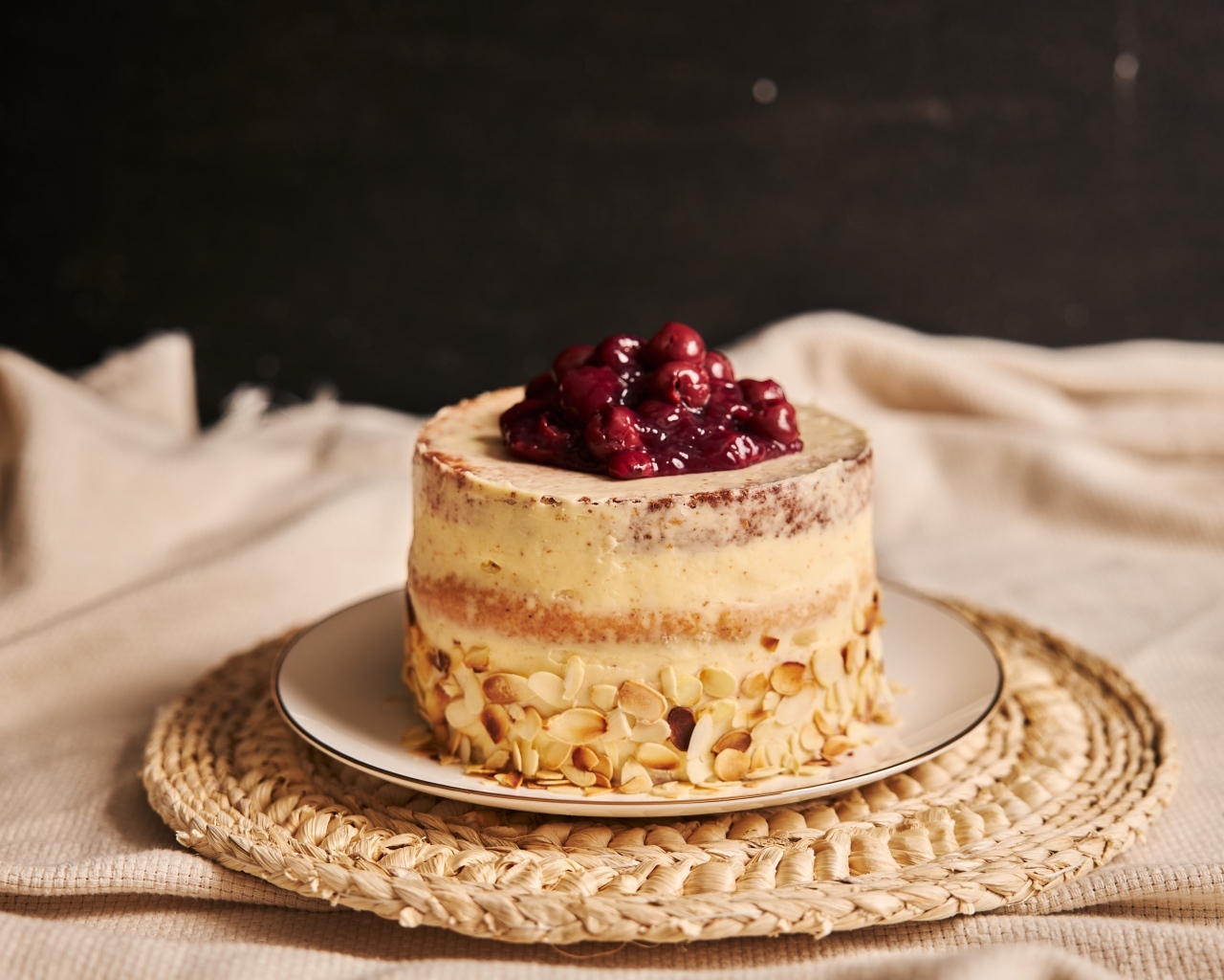 Торт с кремом и вишней