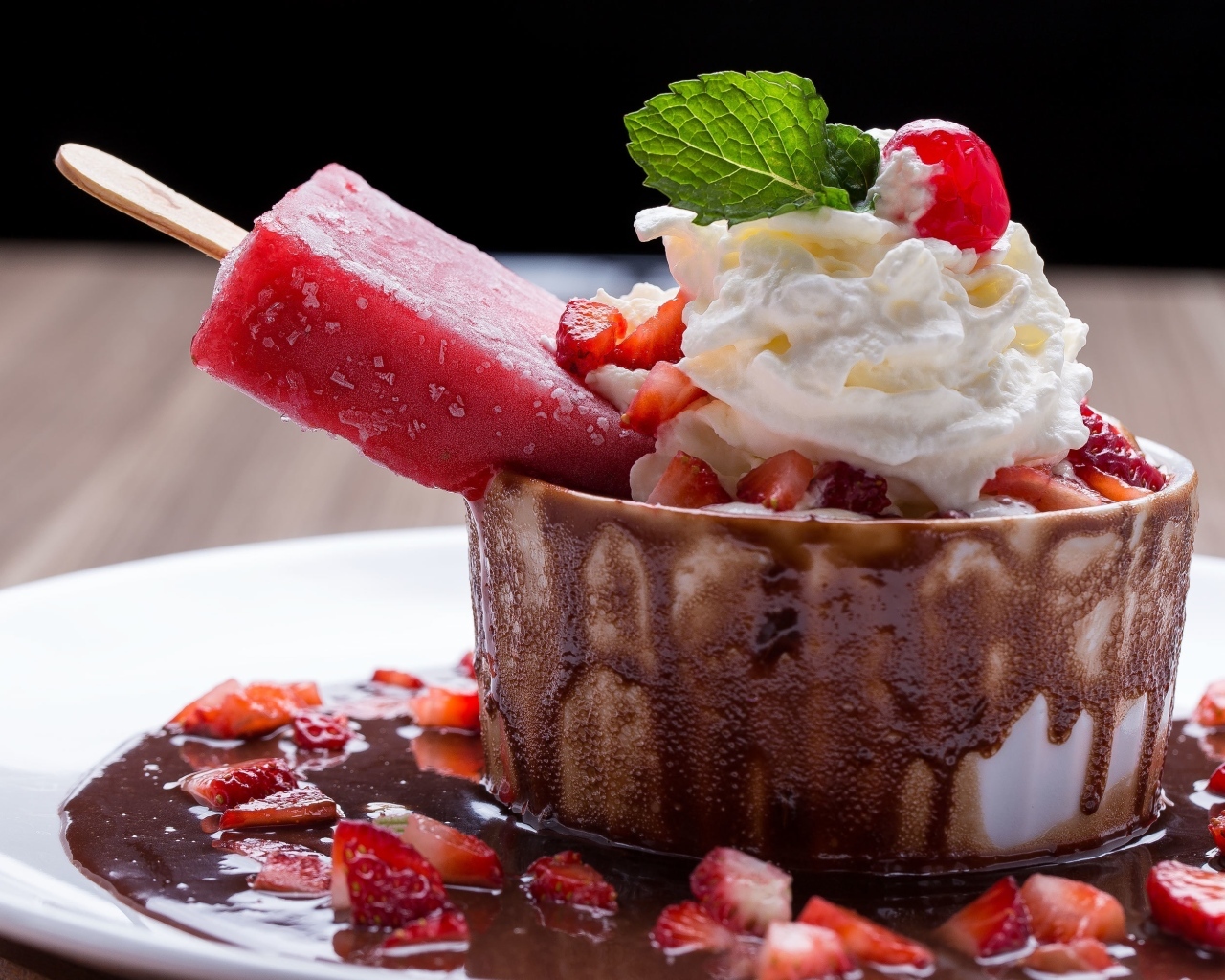 Торт с мороженым, ягодами и взбитыми сливками