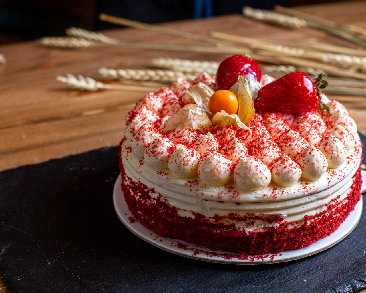 Торт со взбитыми сливками и ягодами клубники