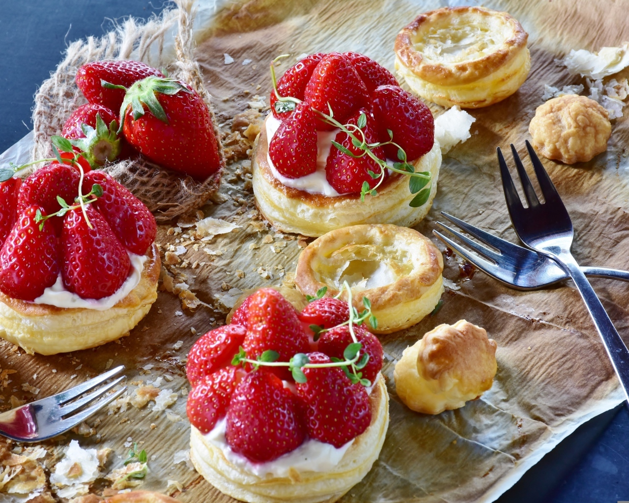 Пирожные с кремом и ягодами клубники