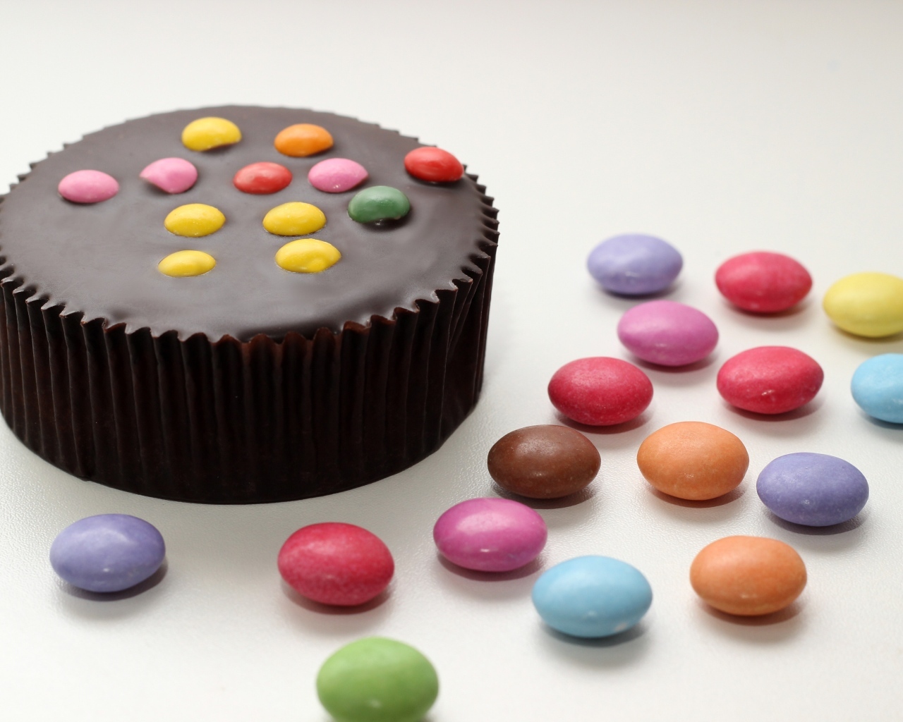 Шоколадный торт с разноцветными конфетами