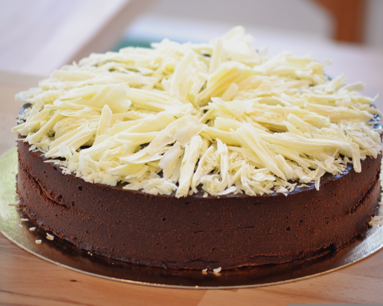 Шоколадный торт с тертой белой стружкой