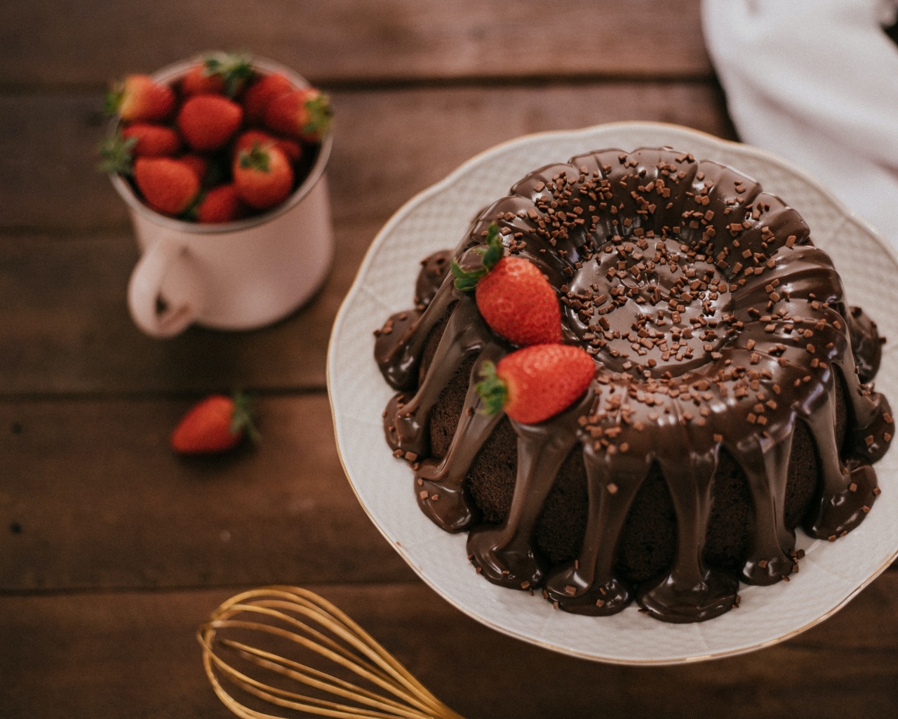 Шоколадный кекс в глазури с ягодами клубники