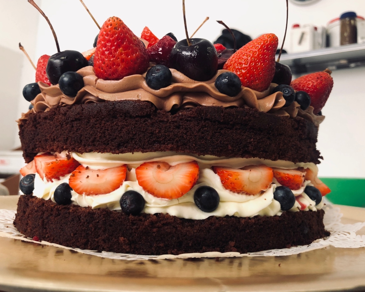 Шоколадный торт с белым кремом и ягодами