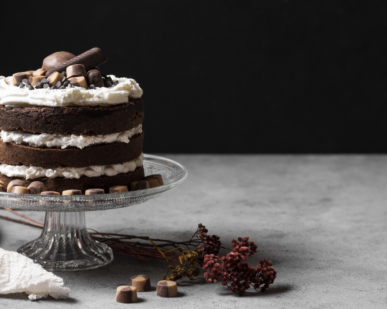 Шоколадный торт с белым кремом и конфетами