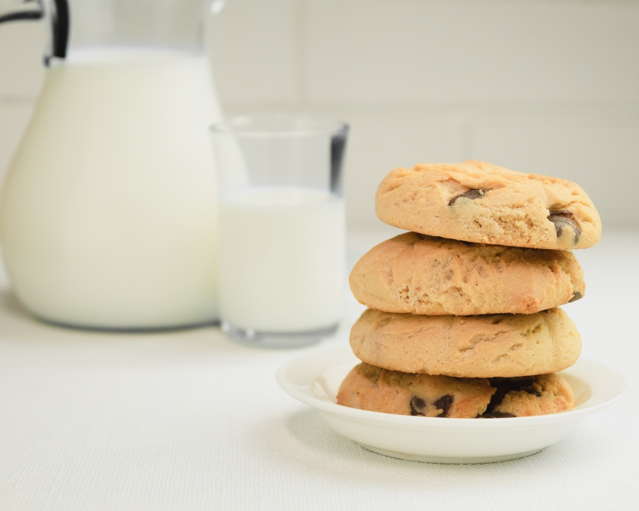 Печенье с шоколадной крошкой на столе с молоком