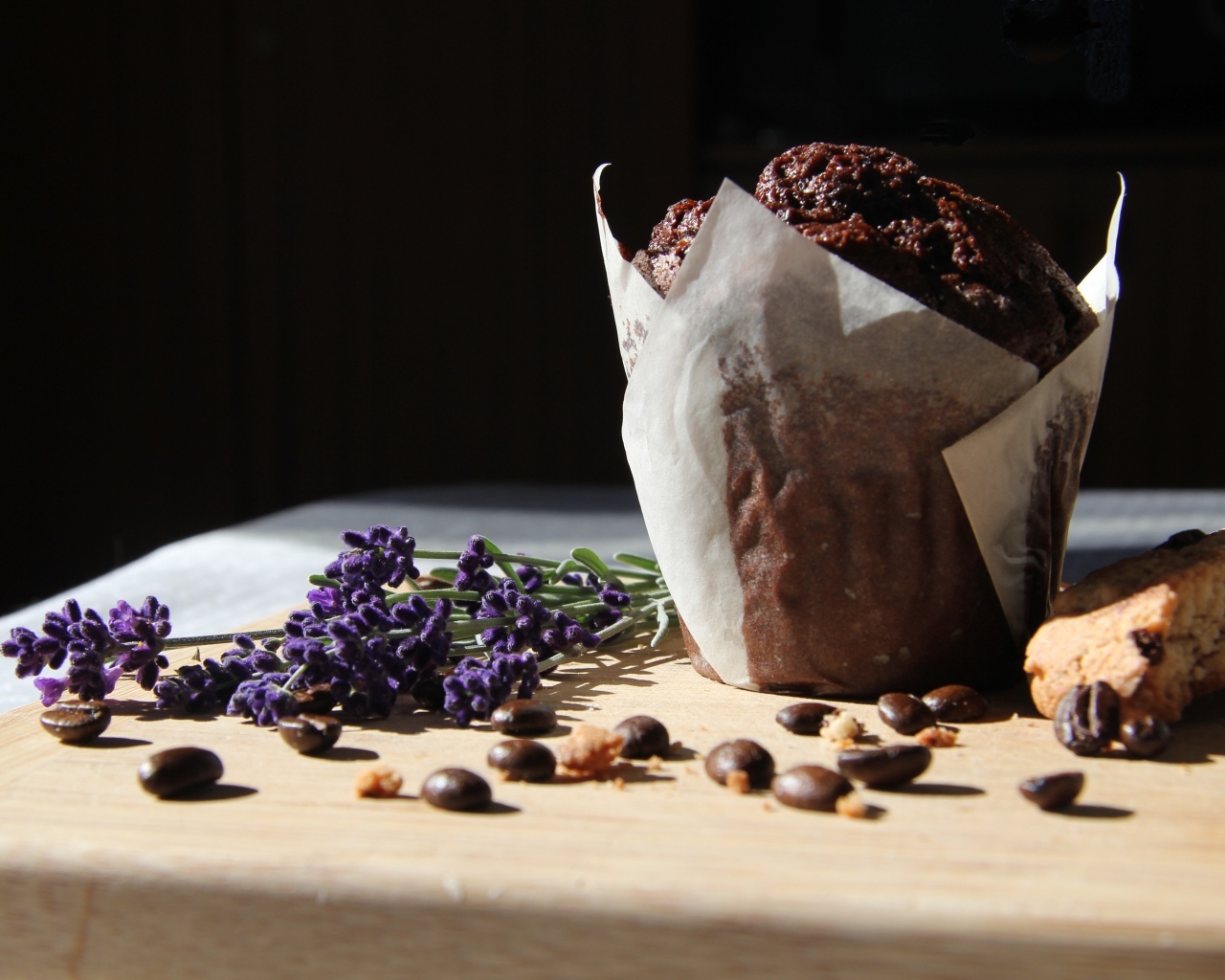 Шоколадный кекс на столе с кофейными зернами и веткой лаванды