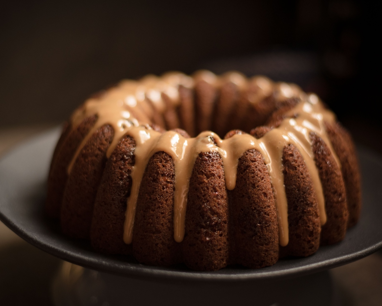 Шоколадный кекс с карамельной глазурью