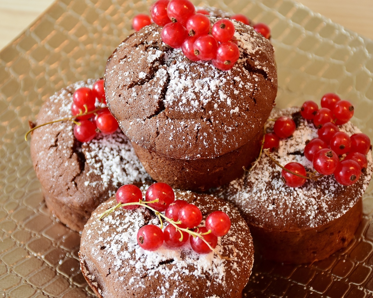 Шоколадные кексы с красной смородиной