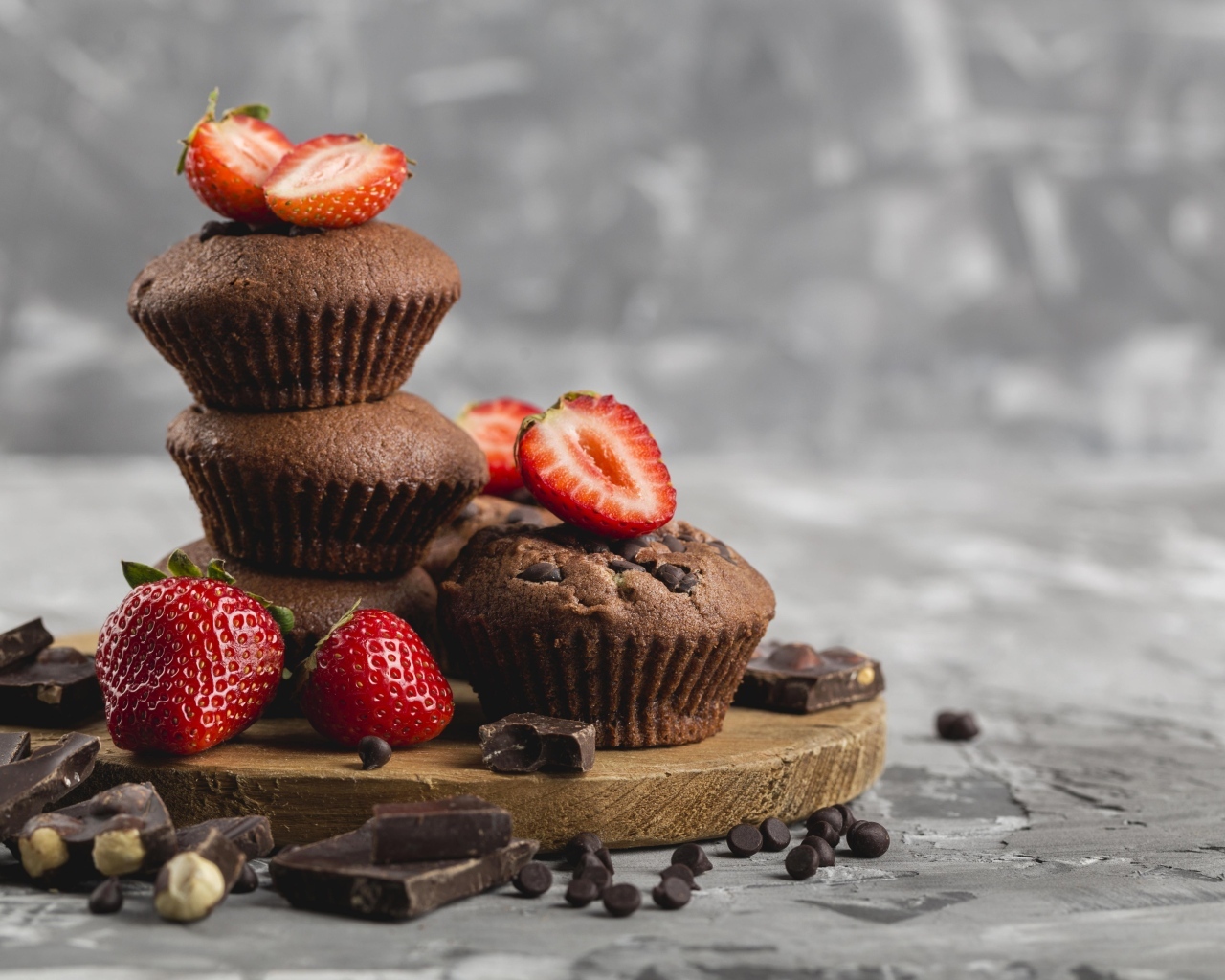 Шоколадные кексы с красной клубникой