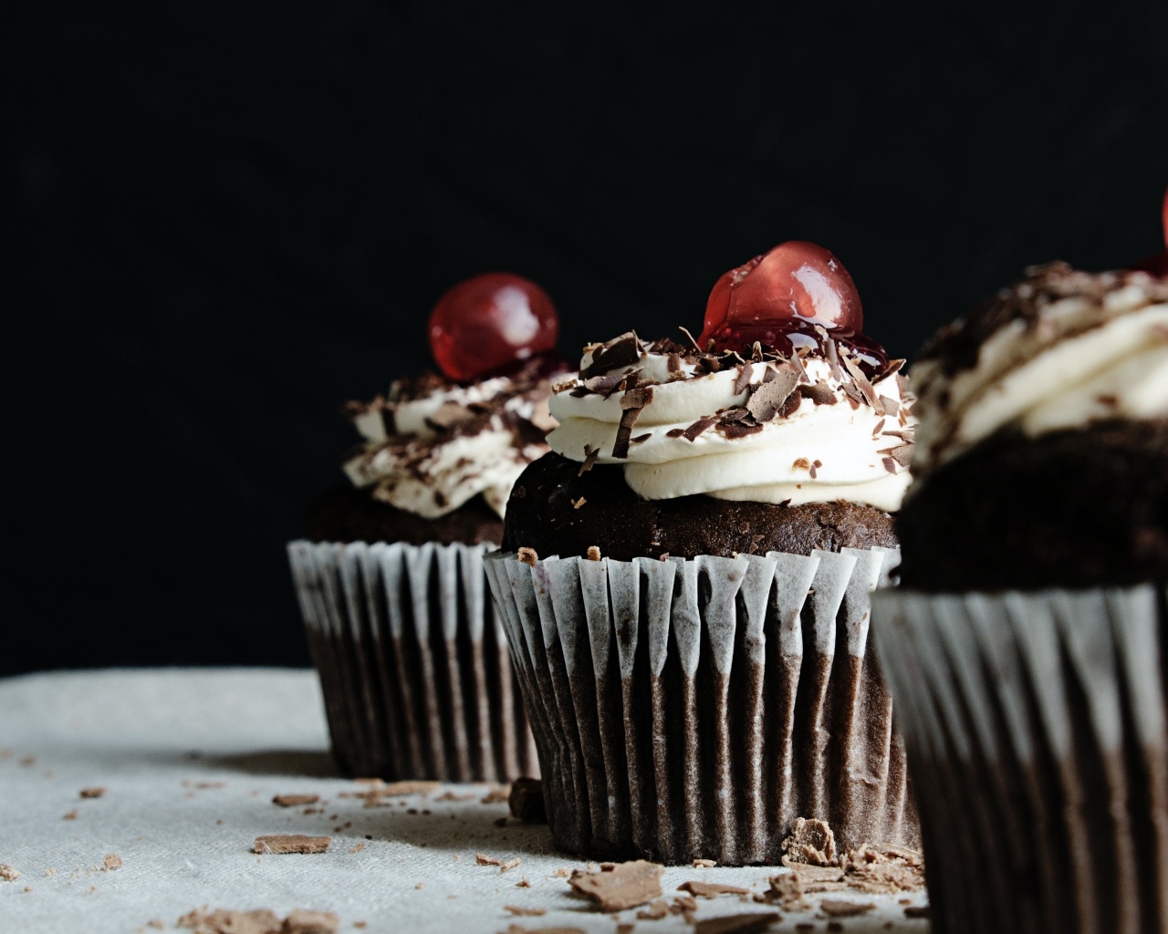 Шоколадные кексы со взбитыми сливками и ягодами вишни