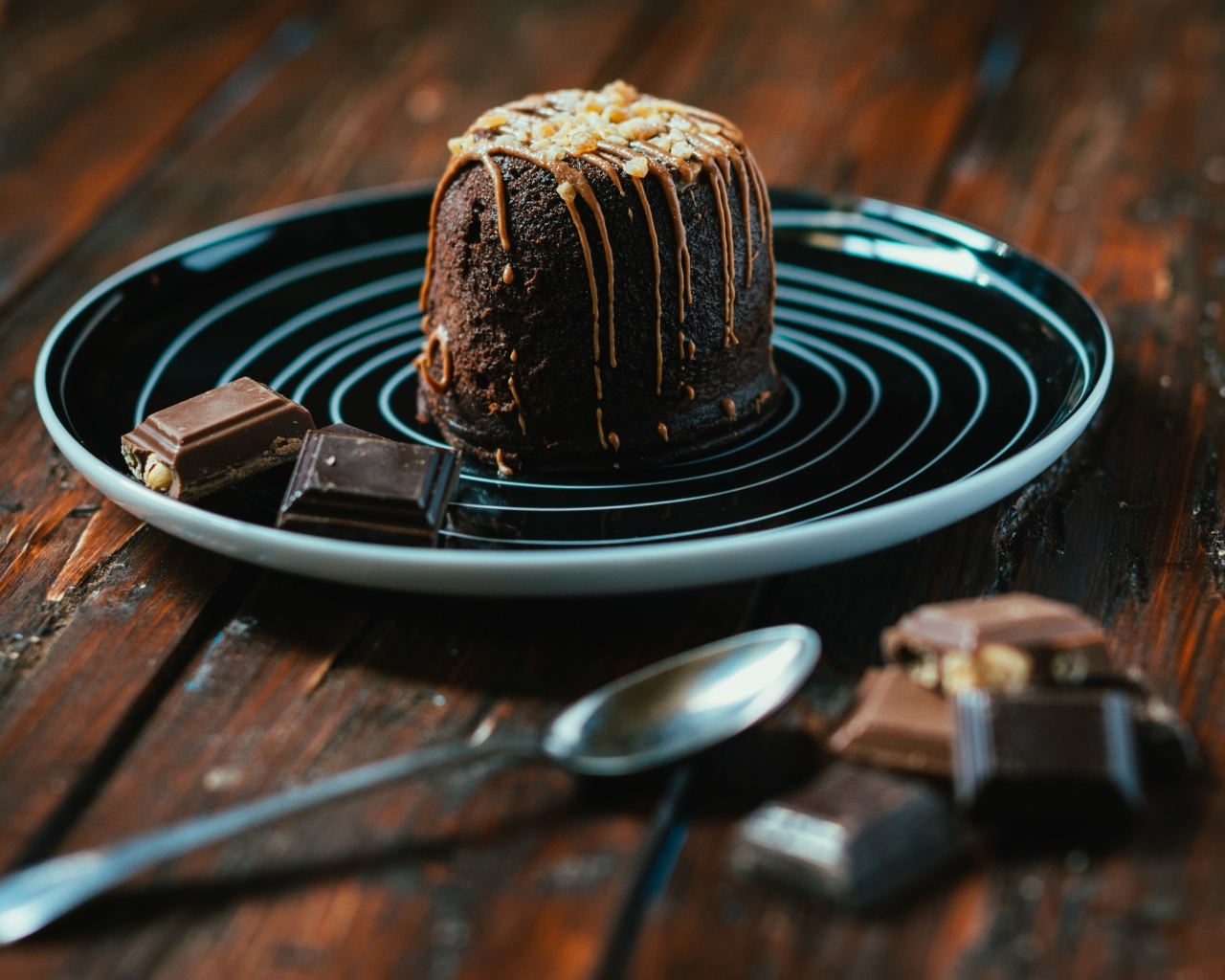 Шоколадный десерт на большой тарелке 