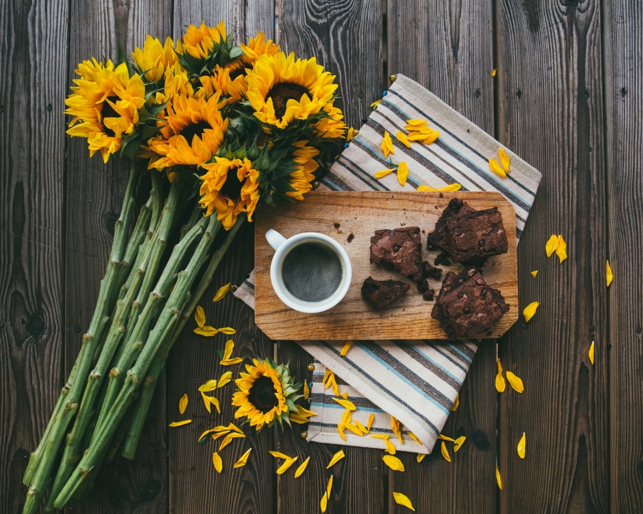 Шоколадный десерт с чашкой кофе и цветами подсолнуха