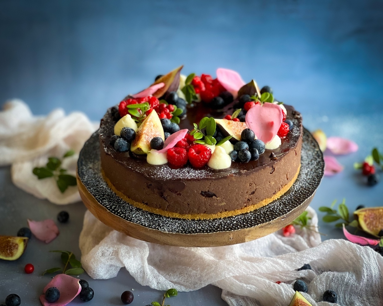 Шоколадный десерт с ягодами