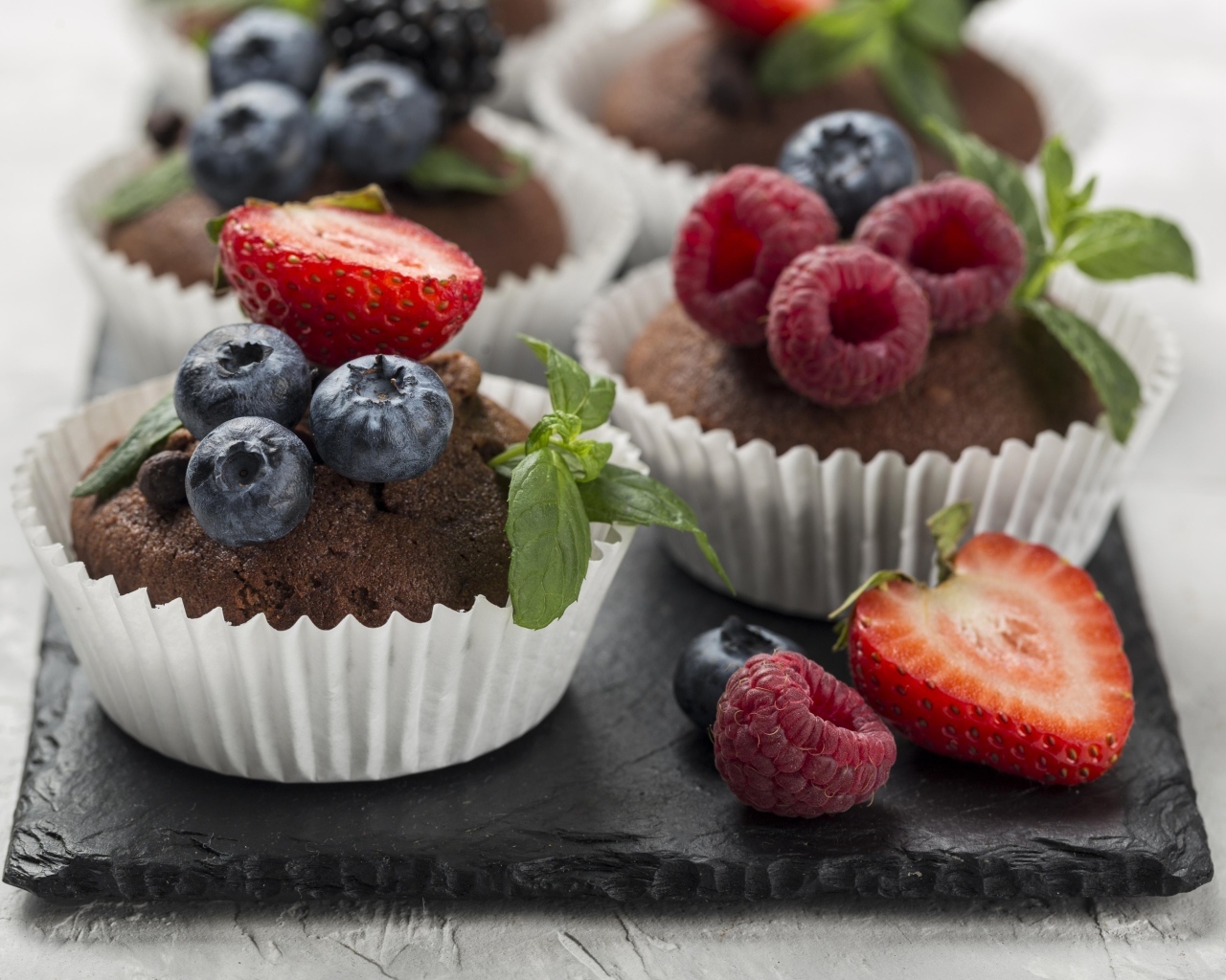 Шоколадные кексы с ягодами черники, малины и клубники