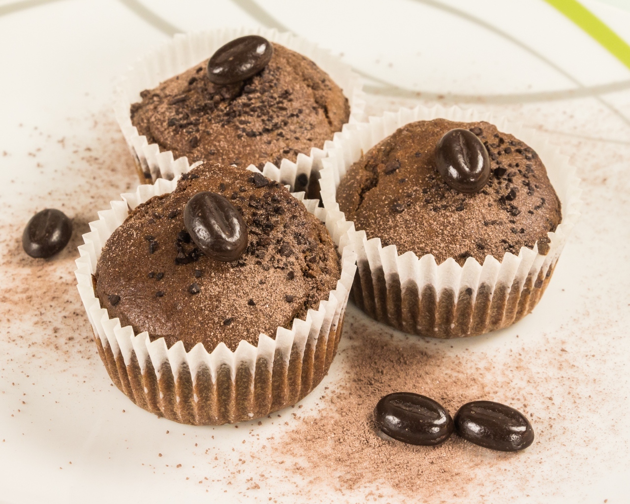 Шоколадные маффины с конфетами и какао