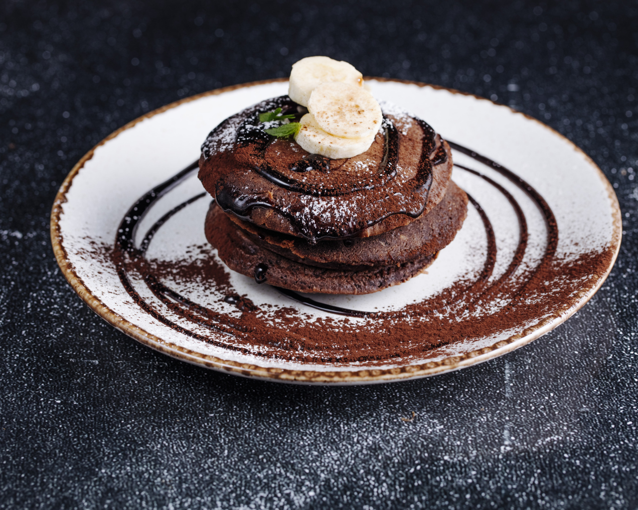 Шоколадные панкейки с кусочками банана
