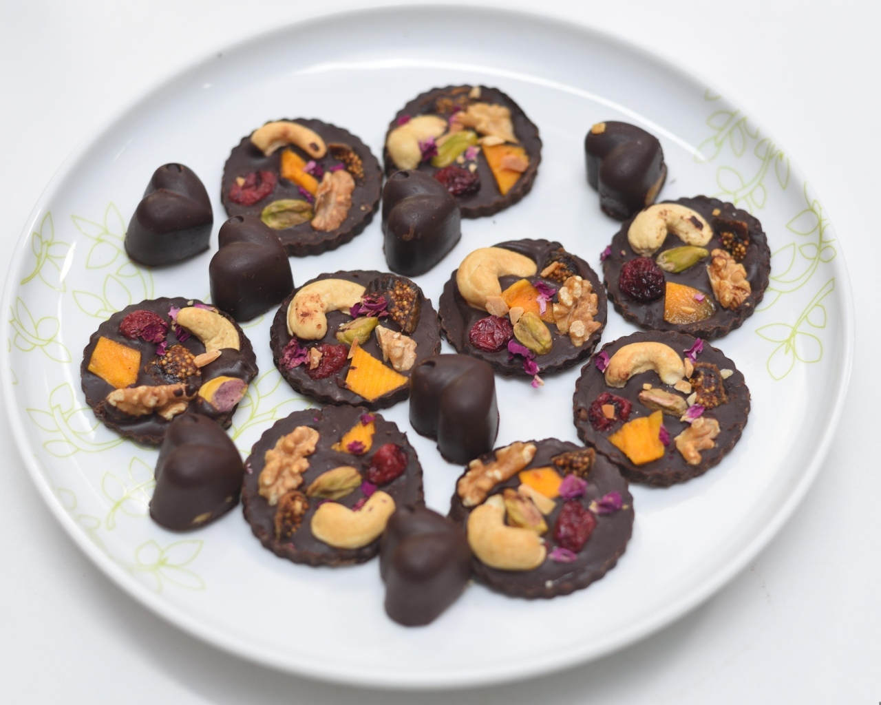 Шоколадные конфеты с орехами на тарелке