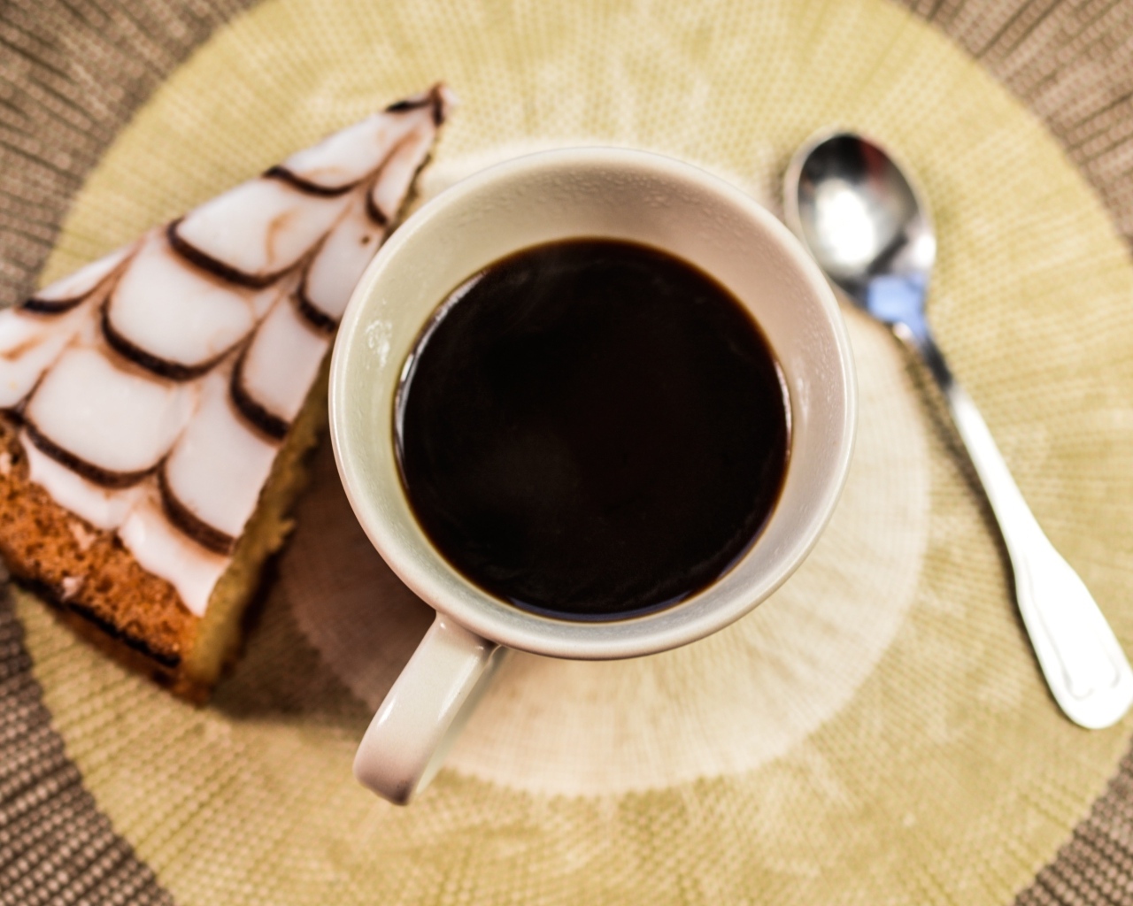 Кофе с куском торта на столе