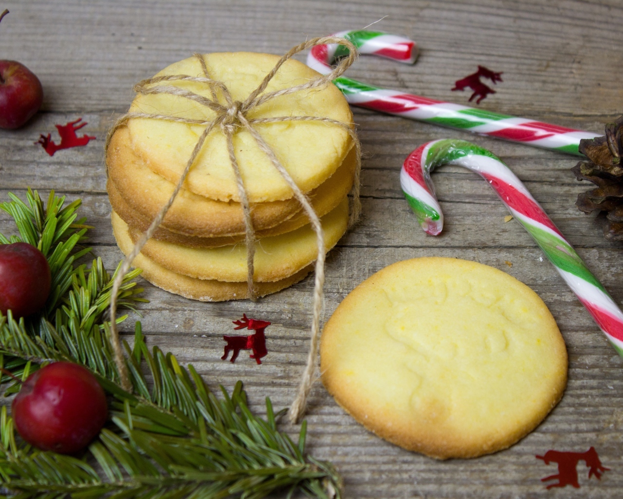 Печенье с конфетами на деревянном столе к Рождеству