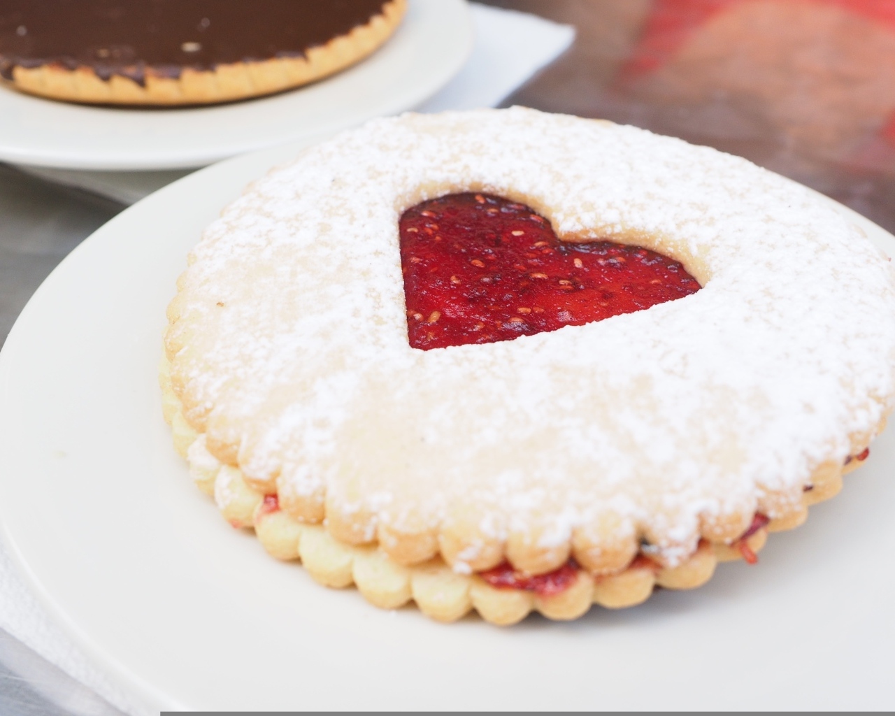 Печенье с джемом в сахарной пудре