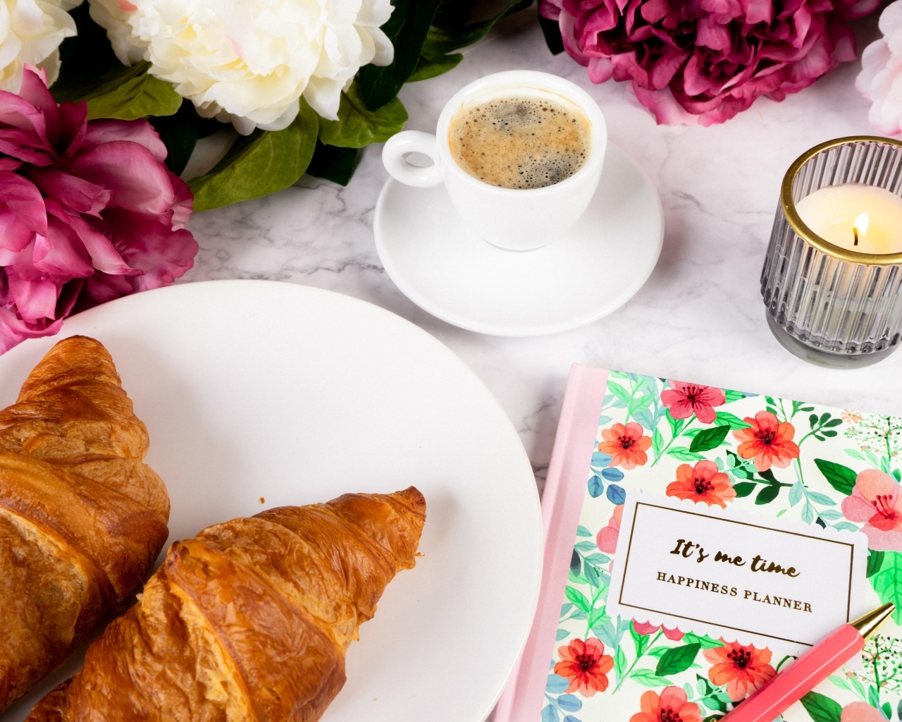 Круассаны на столе с кофе и цветами