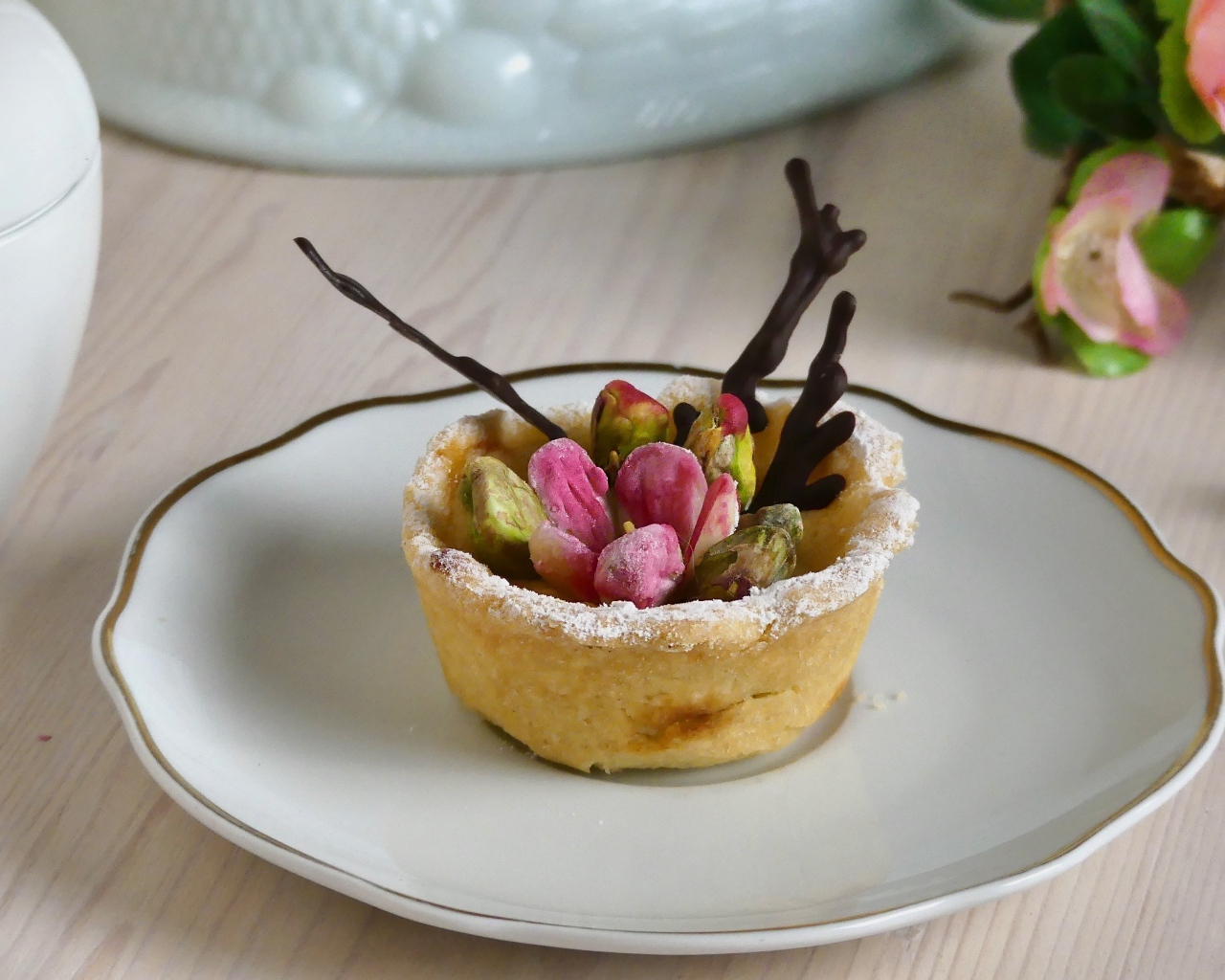 Кекс как произведение искусства на тарелке