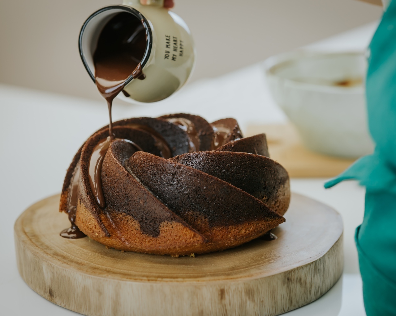 Кекс покрывают растопленным шоколадом